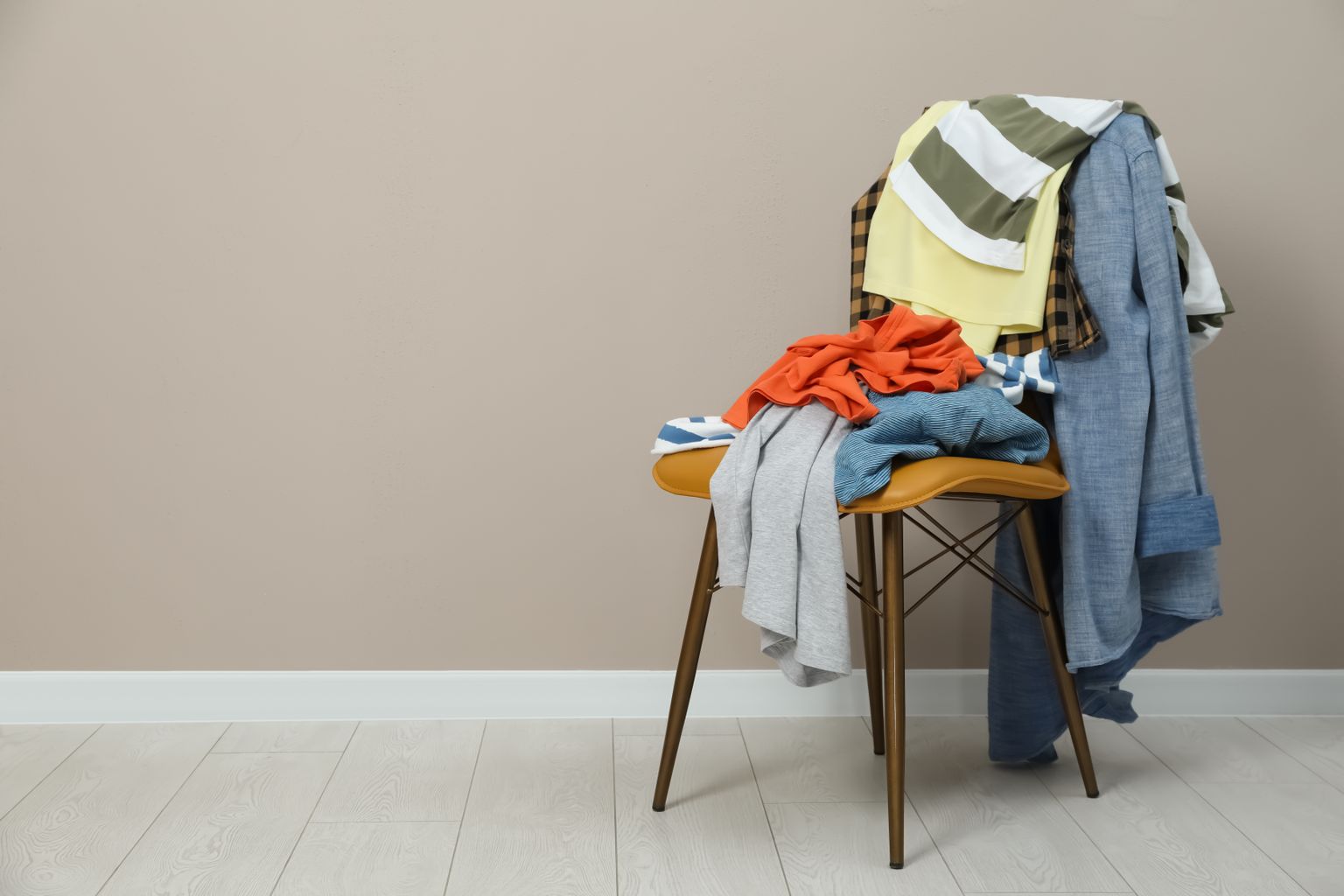 Auf Wiedersehen, Stühle mit Kleidung im Schlafzimmer: ein neuer eleganter und multifunktionaler Trend