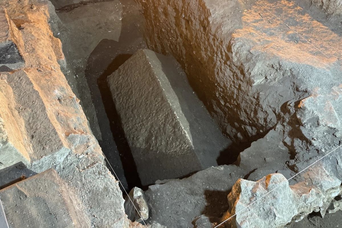 In den „Kanaba“ des Fünften Makedonischen Legions wurden ein römischer Domus und eine außergewöhnliche Bronzekiste gefunden, die einen Tempel imitiert.