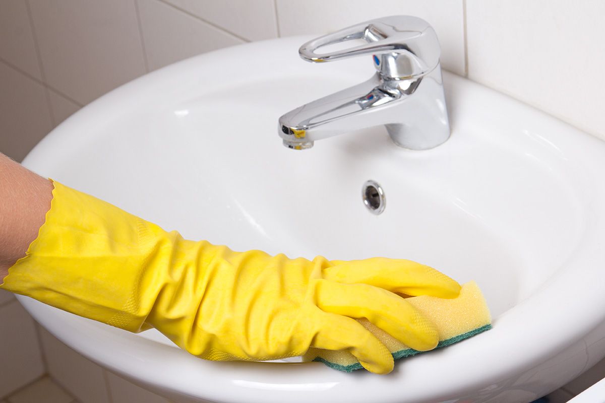 Auf Wiedersehen, gelbe Flecken auf dem Waschbecken: Technik zum Entfernen von hartnäckigen Kalkablagerungen und zur Wiederherstellung der weißen Farbe ohne Beschädigung der Armaturen