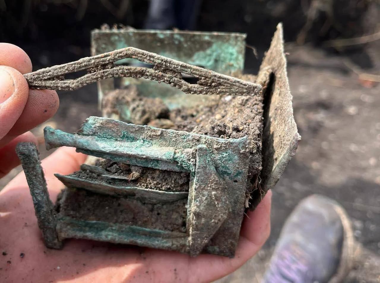 In den „Kanaba“ des Fünften Makedonischen Legions wurden ein römischer Domus und eine außergewöhnliche Bronzekiste gefunden, die einen Tempel imitiert.