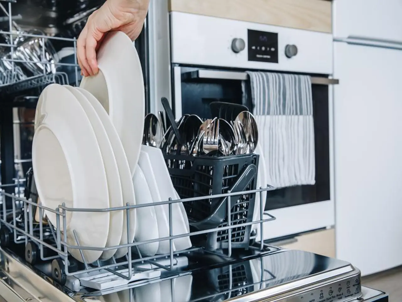 Geschirrspüler mit unangenehmem Geruch: Eine schnelle Lösung mit weißem Essig, die das Problem in 3 Minuten beseitigt