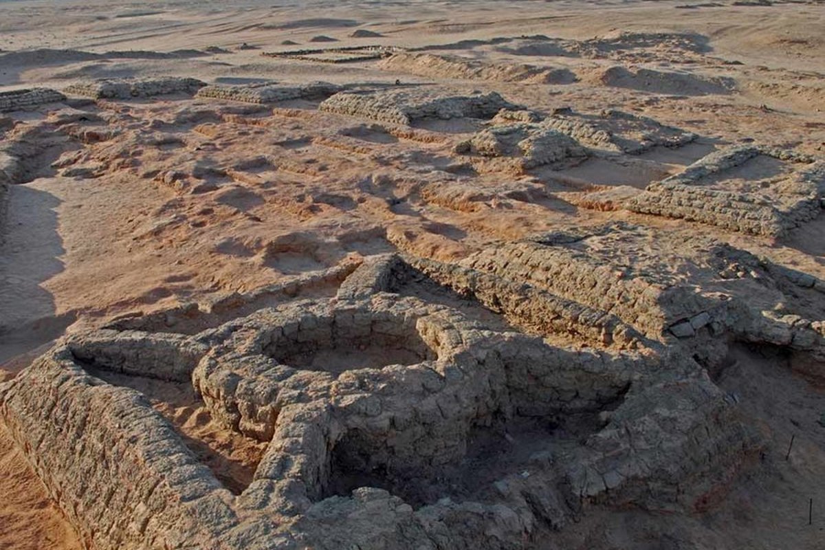 Ein vergessenes Dorf unter dem Sand. Zwei 7000 Jahre alte Mumien in der Sahara enthielten DNA, die nicht zu modernen Menschen gehört.