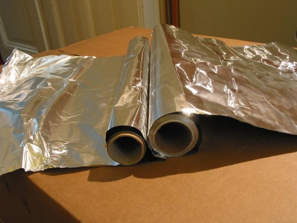 Warum ist eine Seite der Aluminiumfolie glänzend und die andere matt: Welche ist die richtige?