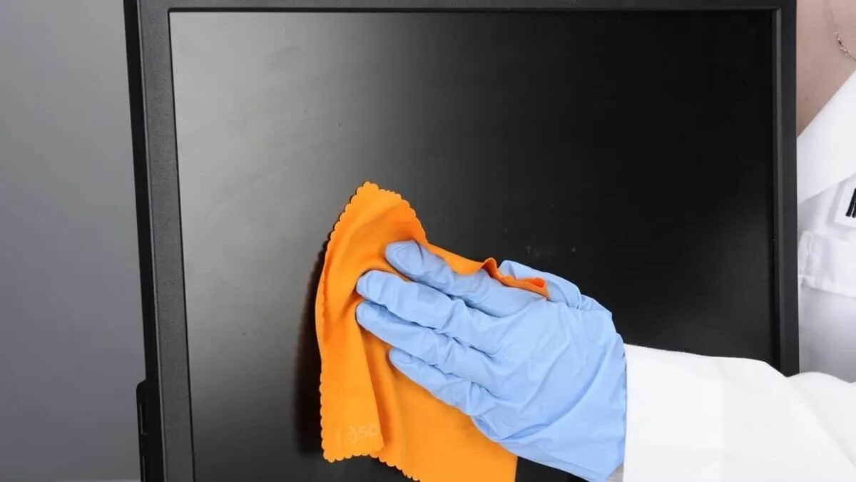 Experten für Audio- und Videotechnik erklären, wie man einen Fernsehbildschirm reinigt. Es bleiben keine Streifen zurück