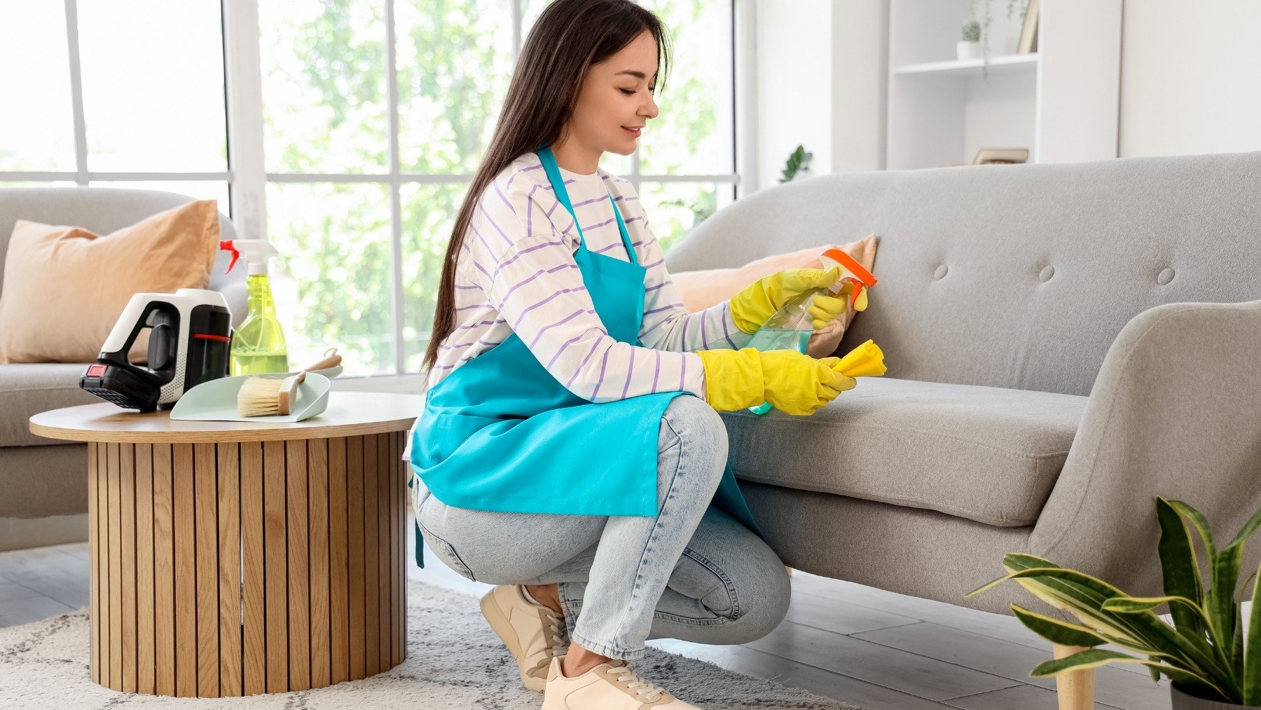 Weder Essig noch neutrales Seife: eine hausgemachte Mischung zur sofortigen Entfernung selbst hartnäckigster Flecken vom Sofa