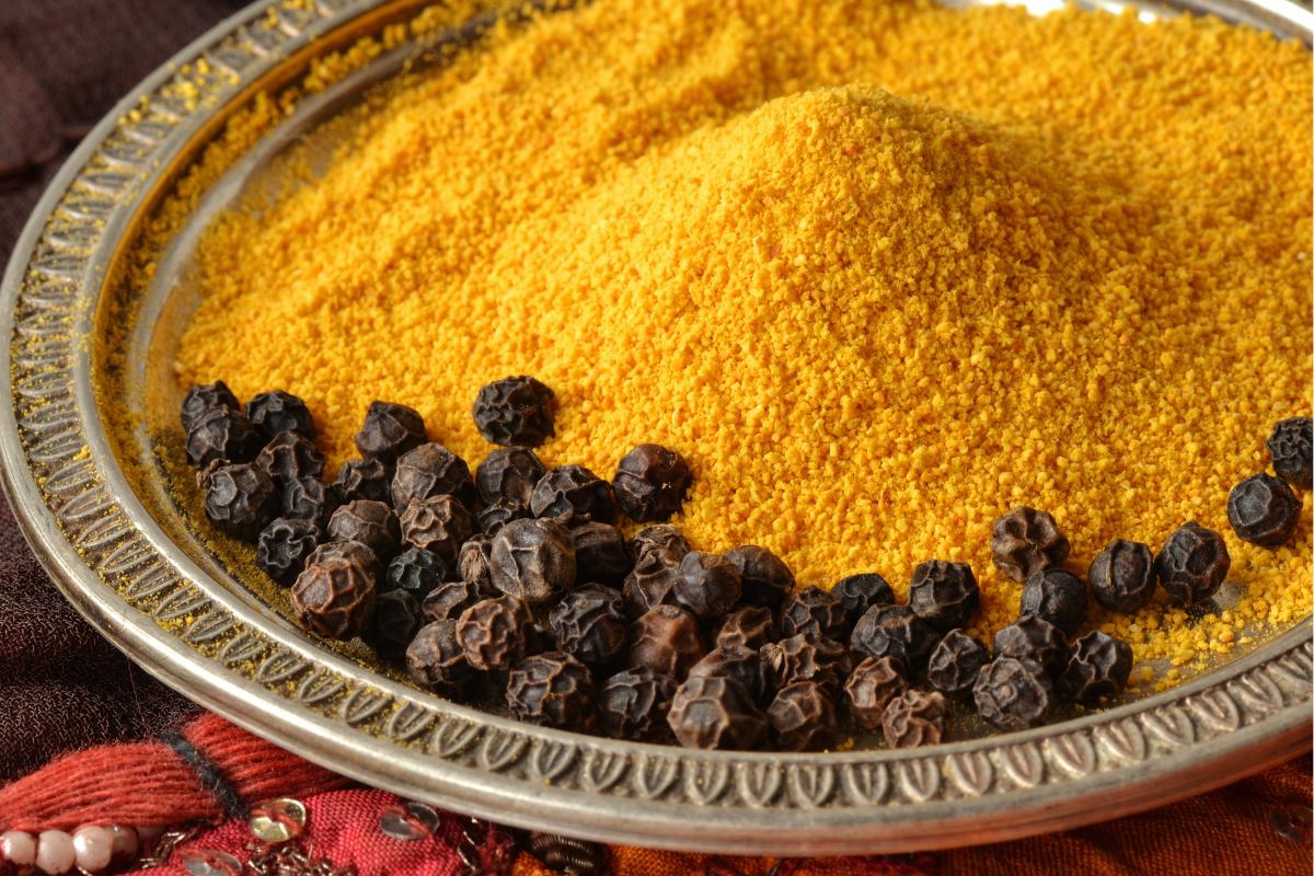 Keine Shampoos und Chemikalien: Verabschieden Sie sich von Schuppen mit diesem Gewürz, das Sie bereits zu Hause haben.