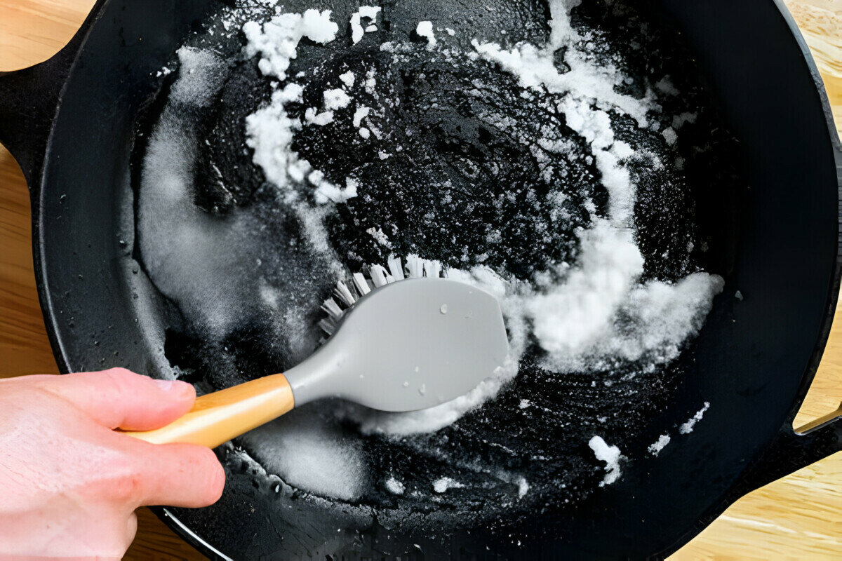 „Ich benutze nichts anderes mehr“: Dieses Produkt reinigt Pfannen besser als jedes andere Mittel