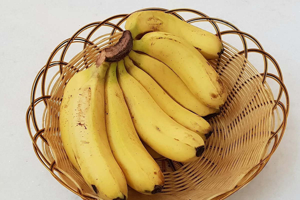Mit dieser einfachen Aufbewahrungsmethode, die jeder anwenden kann, bleiben Ihre Bananen 16 Tage lang gelb und frisch.