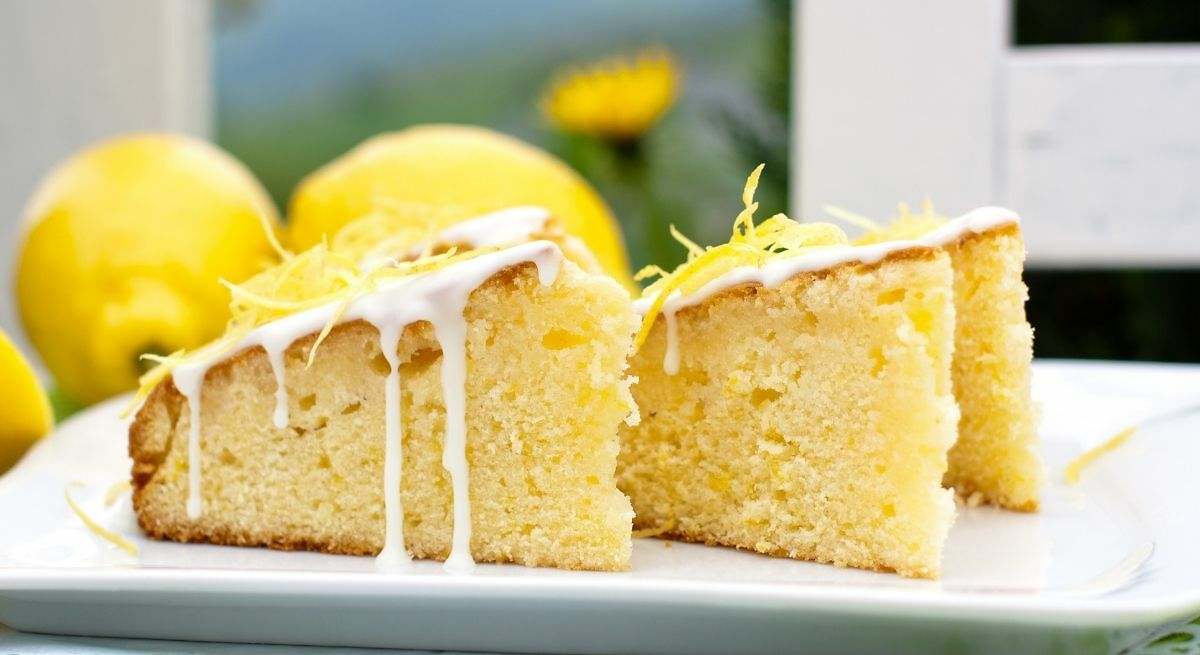 Der leckerste Zitronenkuchen ohne Backofen ist auch der einfachste in der Zubereitung: Er muss nicht gebacken werden und wird kalt serviert.