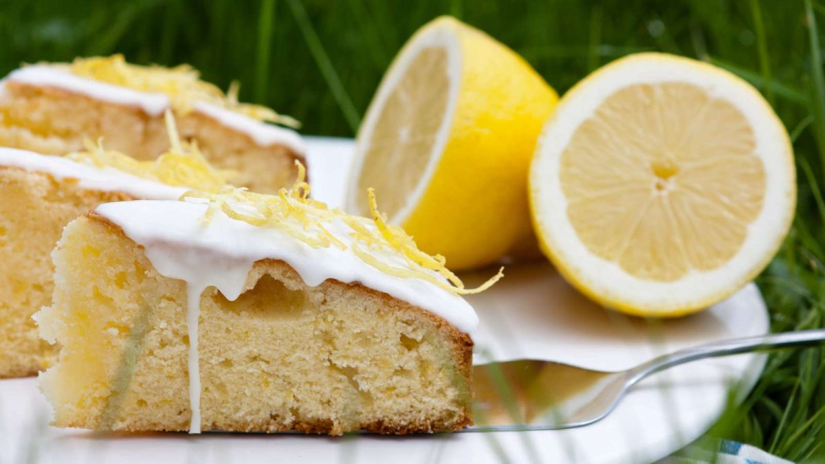 Der leckerste Zitronenkuchen ohne Backofen ist auch der einfachste in der Zubereitung: Er muss nicht gebacken werden und wird kalt serviert.