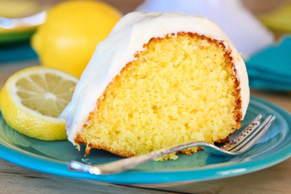 Der leckerste Zitronenkuchen ohne Backofen ist auch der einfachste in der Zubereitung: Er muss nicht gebacken werden und wird kalt serviert.