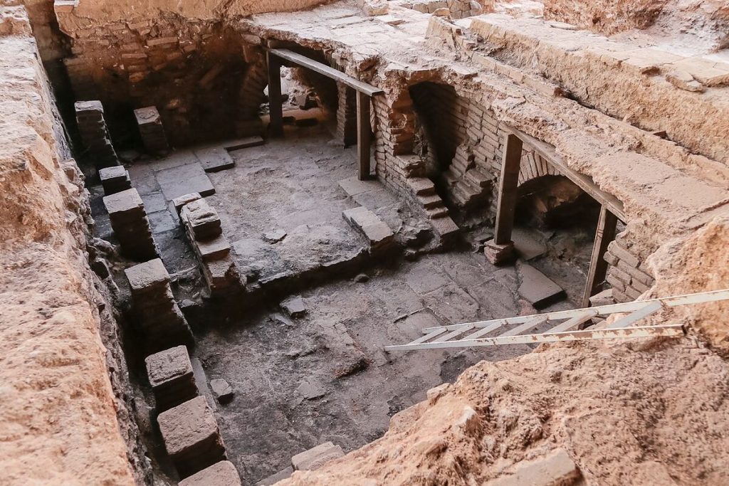 In den „Kanaba“ des Fünften Makedonischen Legions wurden ein römischer Domus und eine außergewöhnliche Bronzekiste gefunden, die einen Tempel imitiert.