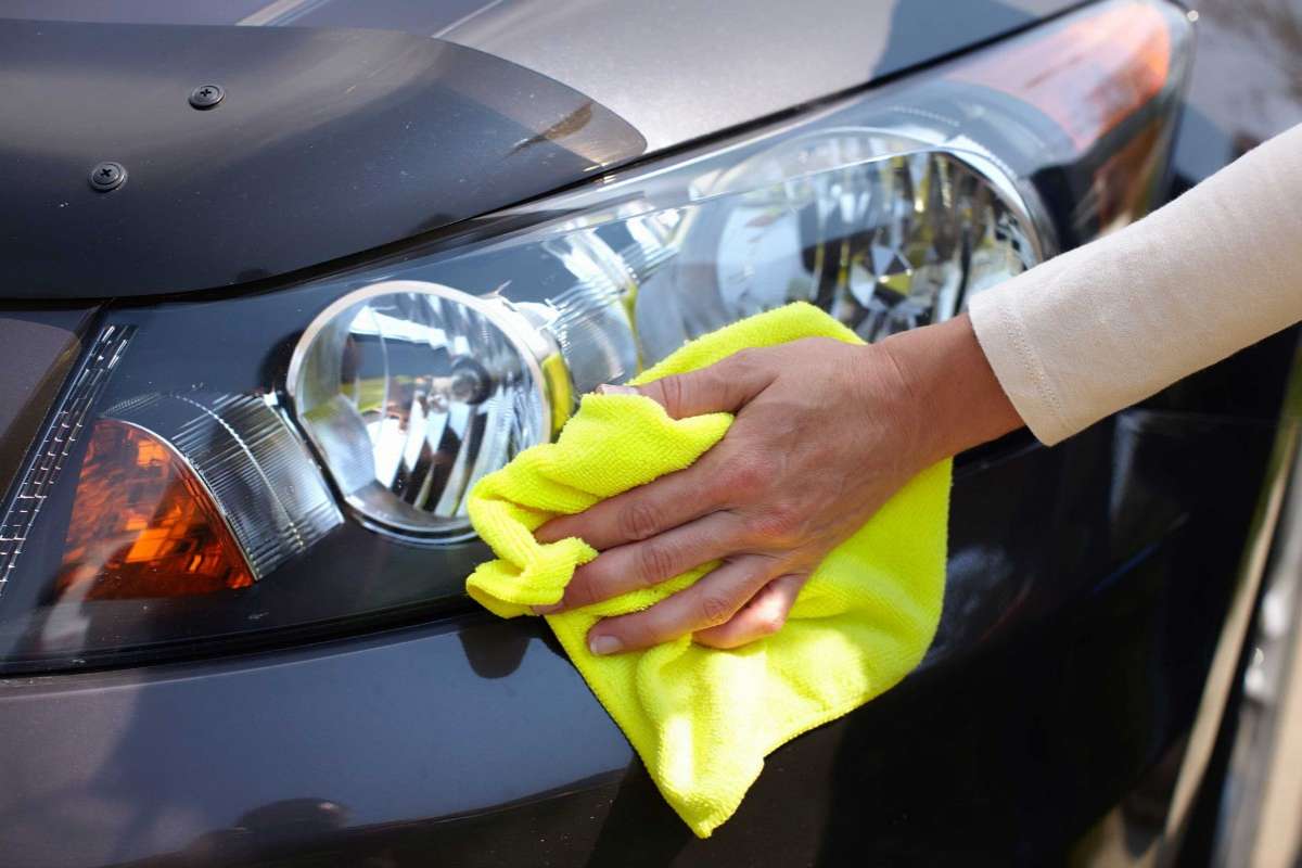 Keine Politur, keine neutrale Seife: Das Geheimnis, wie Sie die Scheinwerfer Ihres Autos reinigen, damit sie strahlen