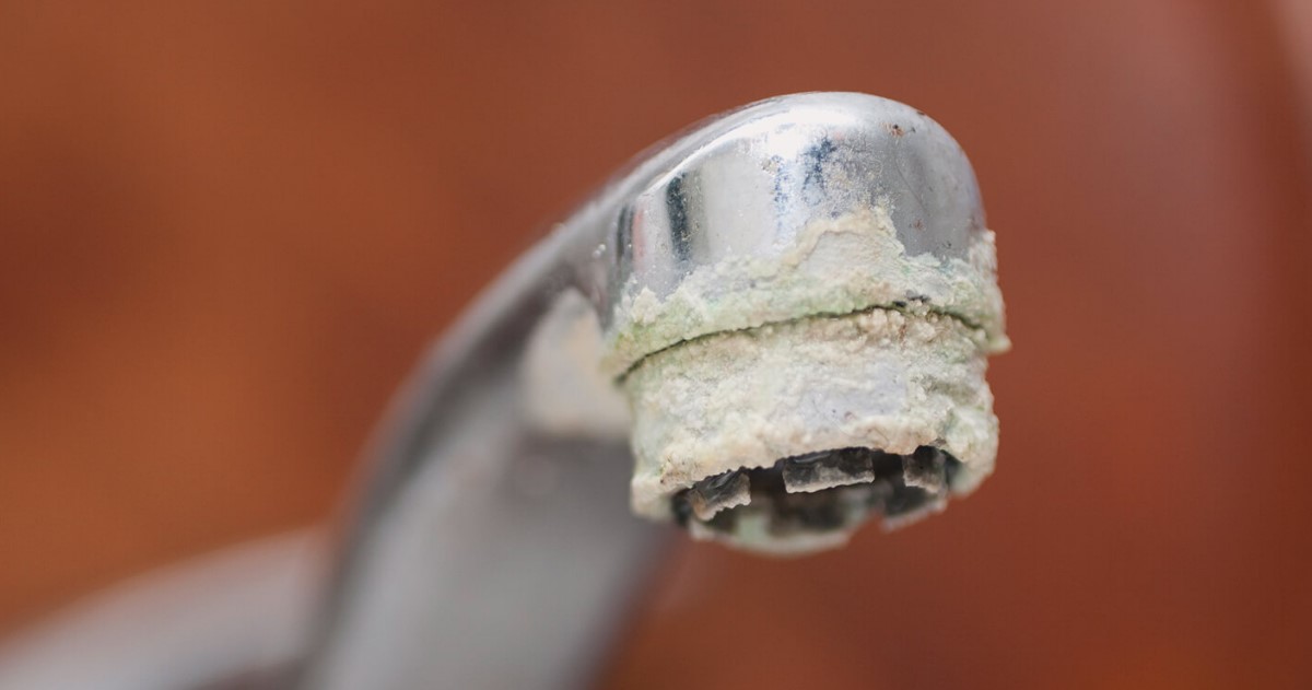 Weder Essig noch Zitrone: Ein einfacher Trick von Profis, um Kalkablagerungen sofort von Wasserhähnen zu entfernen