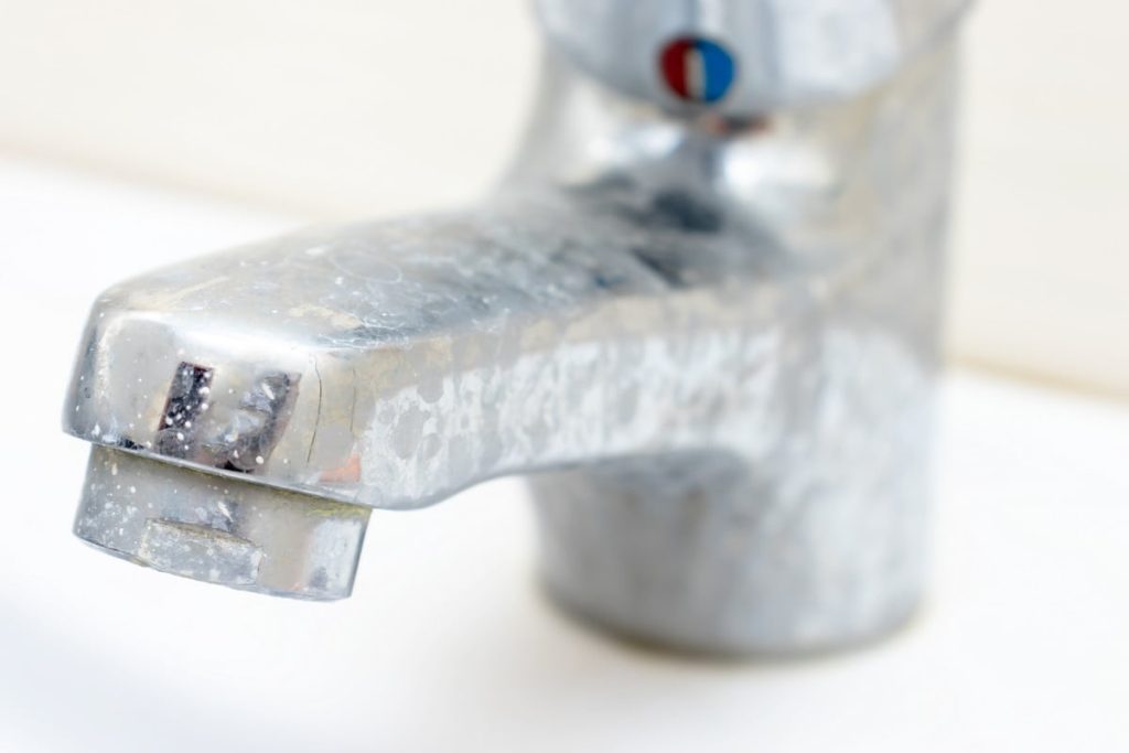 Weder Essig noch Zitrone: Ein einfacher Trick von Profis, um Kalkablagerungen sofort von Wasserhähnen zu entfernen