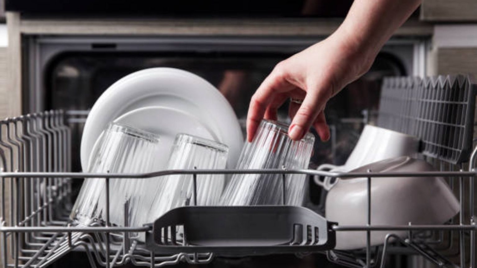 Geschirrspüler mit unangenehmem Geruch: Eine schnelle Lösung mit weißem Essig, die das Problem in 3 Minuten beseitigt