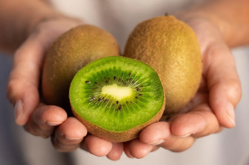 Das passiert, wenn Sie täglich eine Kiwi essen. So wirkt sie sich auf Ihren Körper aus