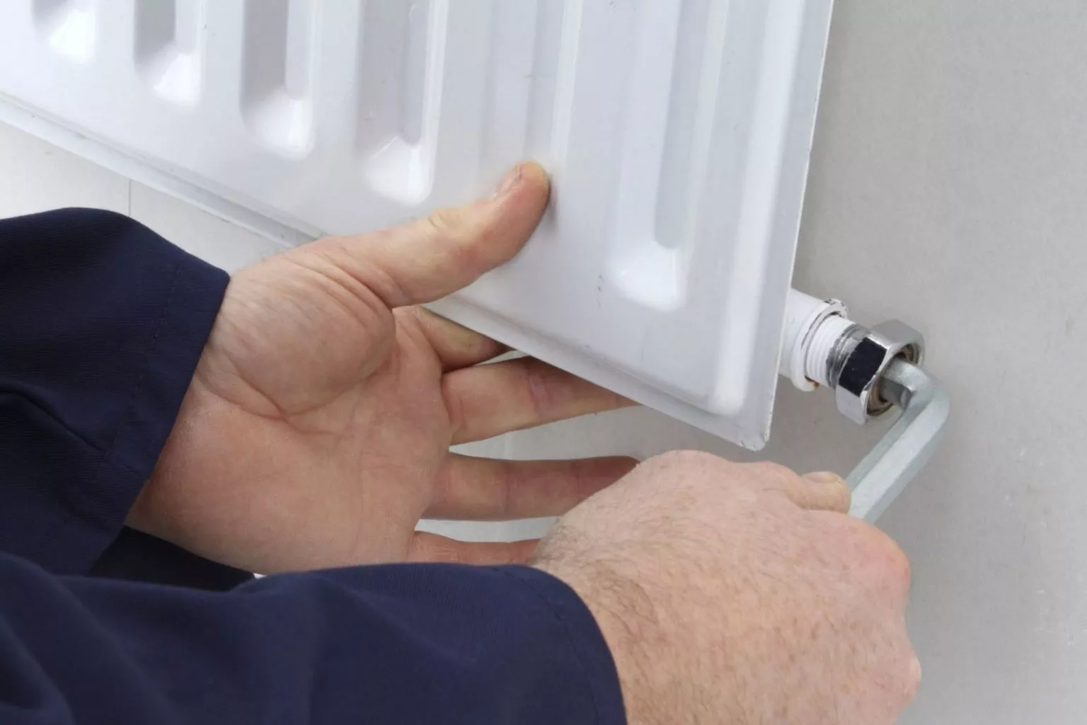 Kann eine einfache Wasserflasche neben dem Heizkörper wirklich Ihre Heizkosten senken?