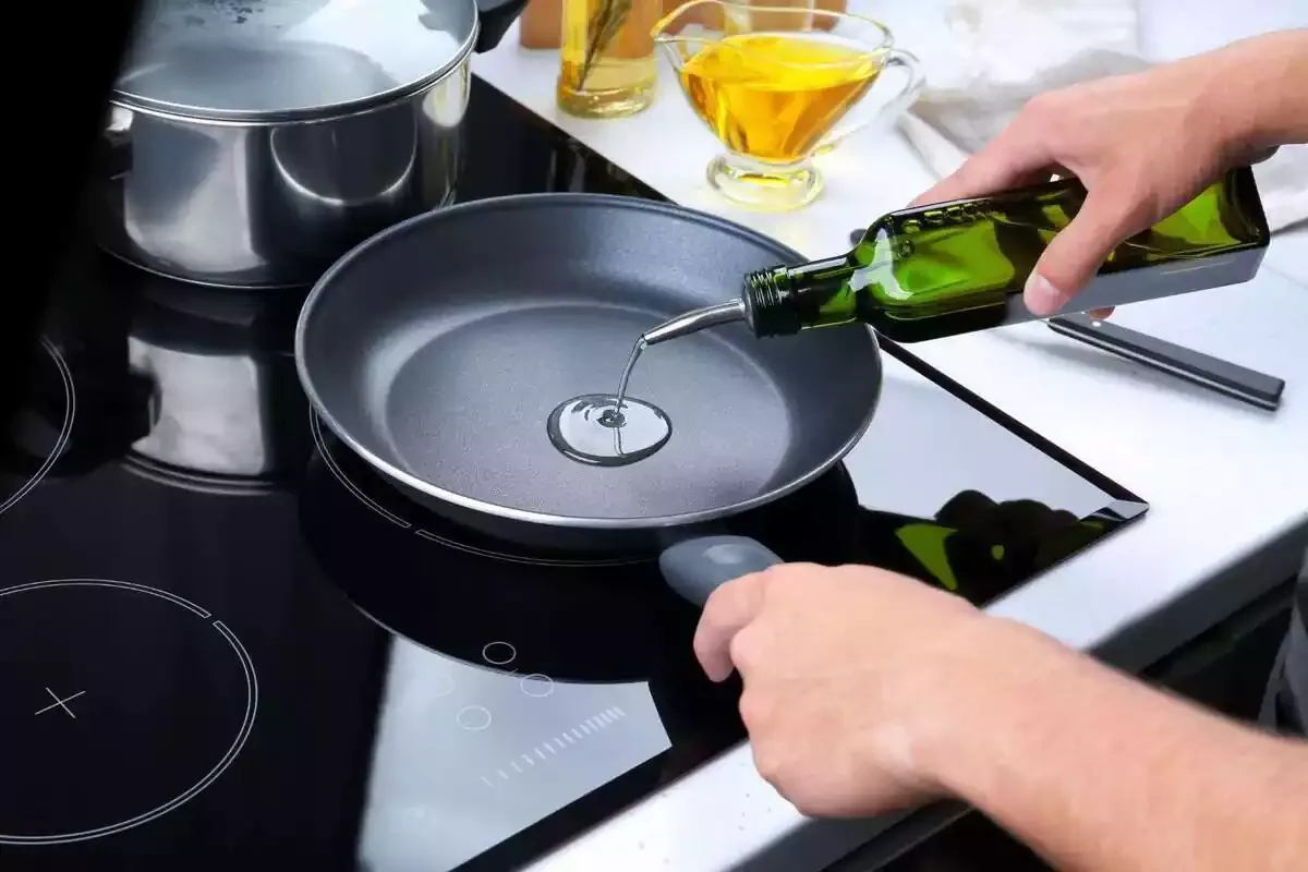 Warum man beim Braten von Eiern Essig in die Pfanne geben sollte und wozu er dient