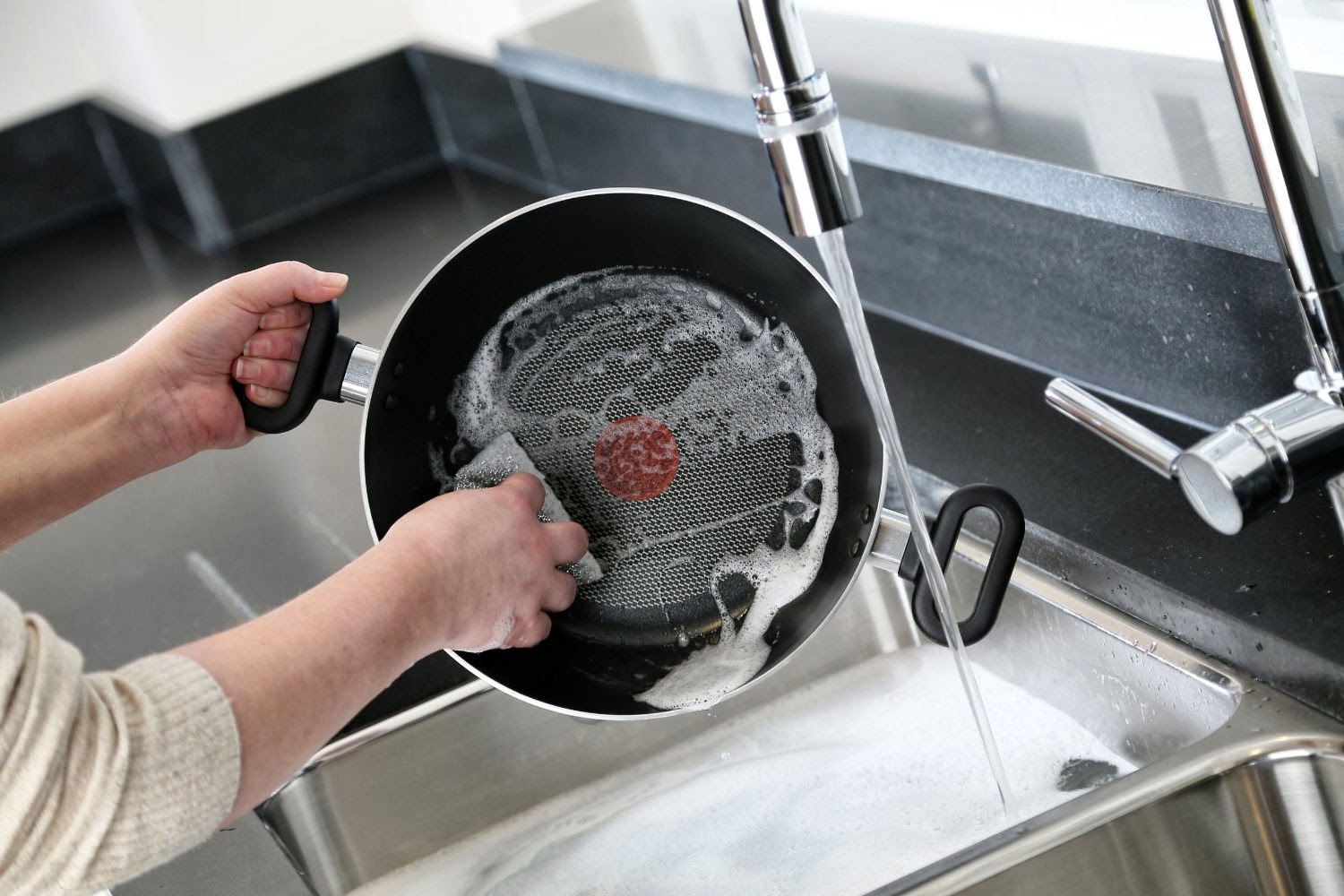 „Ich benutze nichts anderes mehr“: Dieses Produkt reinigt Pfannen besser als jedes andere Mittel
