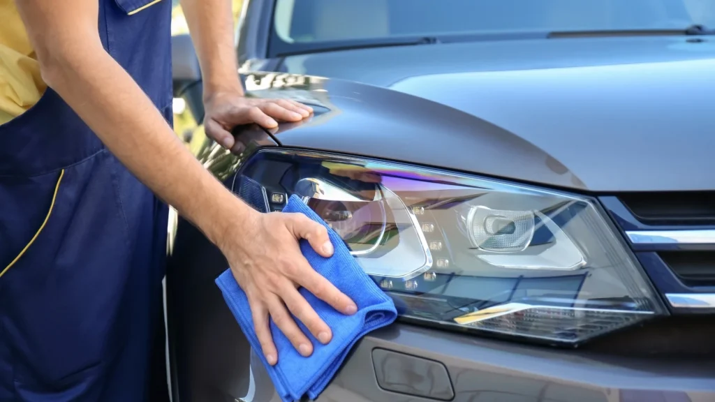 Keine Politur, keine neutrale Seife: Das Geheimnis, wie Sie die Scheinwerfer Ihres Autos reinigen, damit sie strahlen