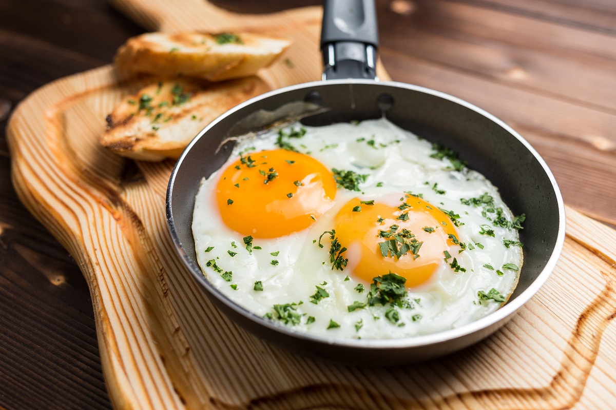 Warum man beim Braten von Eiern Essig in die Pfanne geben sollte und wozu er dient