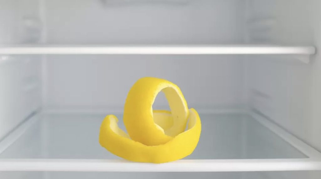 Warum es empfehlenswert ist, Zitronenschalen in den Kühlschrank zu legen, und wozu sie gut sind
