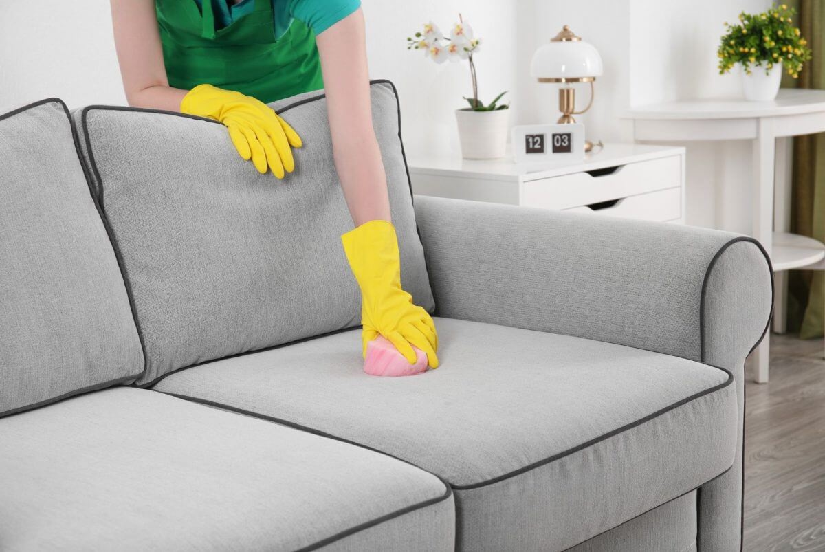 Weder Essig noch neutrales Seife: eine hausgemachte Mischung zur sofortigen Entfernung selbst hartnäckigster Flecken vom Sofa